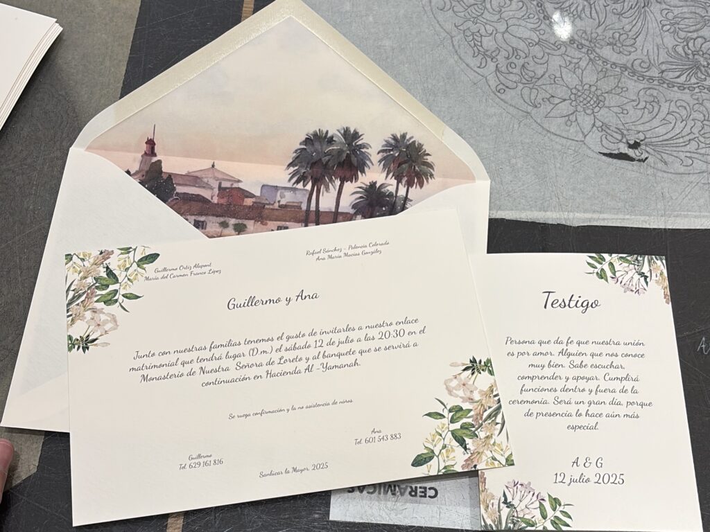 Invitación de boda clásica con sobre forrado e ilustración personalizada