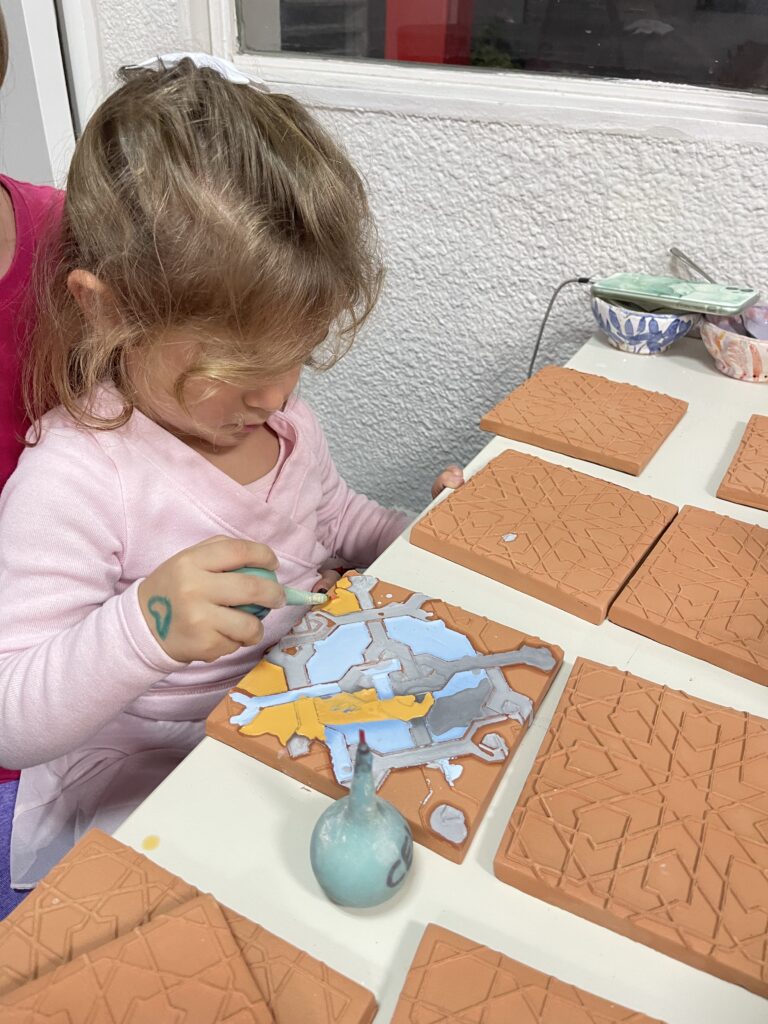 Quinta generación de la familia vinculada al proyecto Barro y Papel